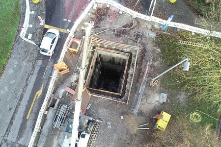 Blick in die 14 m tiefe Baugrube mit Ringbalken  Stand: 10.12.2019