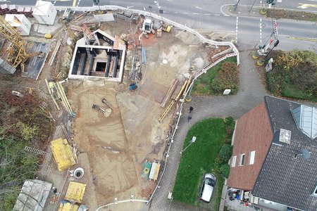 Blick auf das Baufeld mit  Überfall- und Drosselbauwerk - Stand 16.11.2021