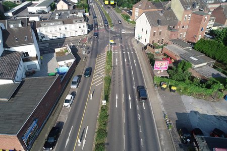 Blick Freiheitsstraße stadtauswärts in Kreuzung Süchtelner. Str. nach Dülken  Stand: 20.07.2021