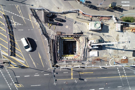 Blick in das Überlaufbauwerk. Der Betonbau ist bis auf die Deckenplatte abgeschlossen Stand: 15.03.2022 