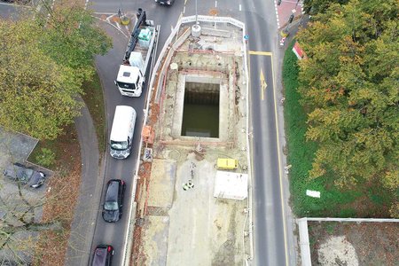 Blick in die Baugrube, Unterwasserbodenplatte ist betoniert Stand: 30.10.2019