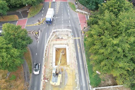 Blick ins Baufeld – Baugrube mit betoniertem Ringbalken wird ausgehoben Stand: 12.09.2019